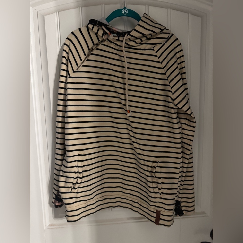 New without tags. Cream and black sweatshirt. Has thumb holes!